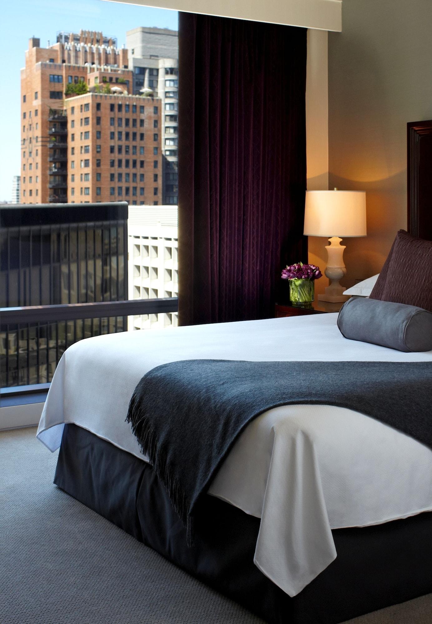 Trump International Ню Йорк Екстериор снимка A guest room at the Hotel Commonwealth
