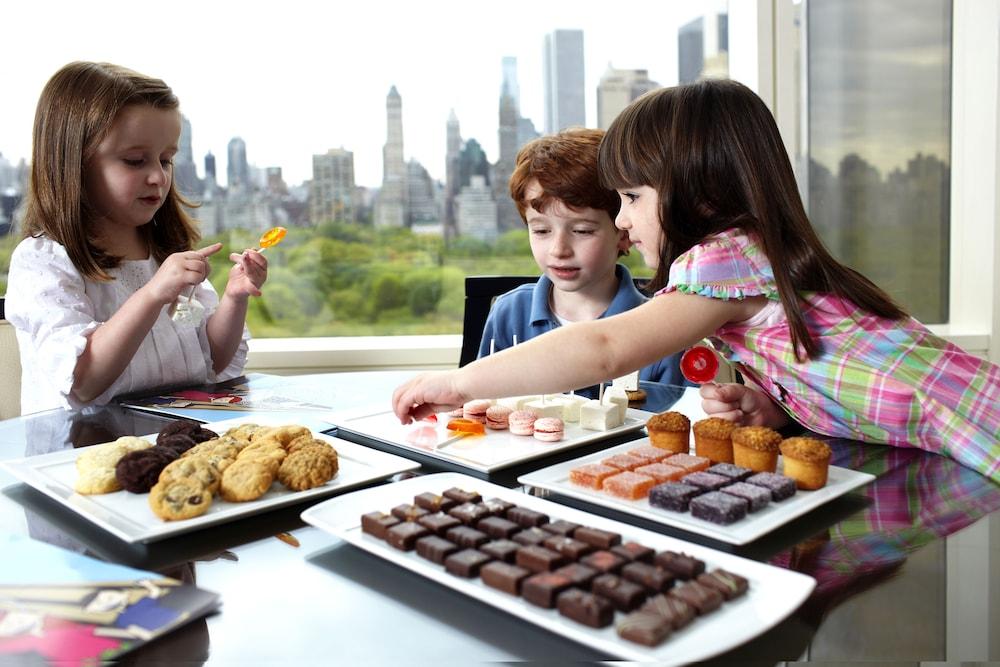 Trump International Ню Йорк Екстериор снимка Children eating sweets
