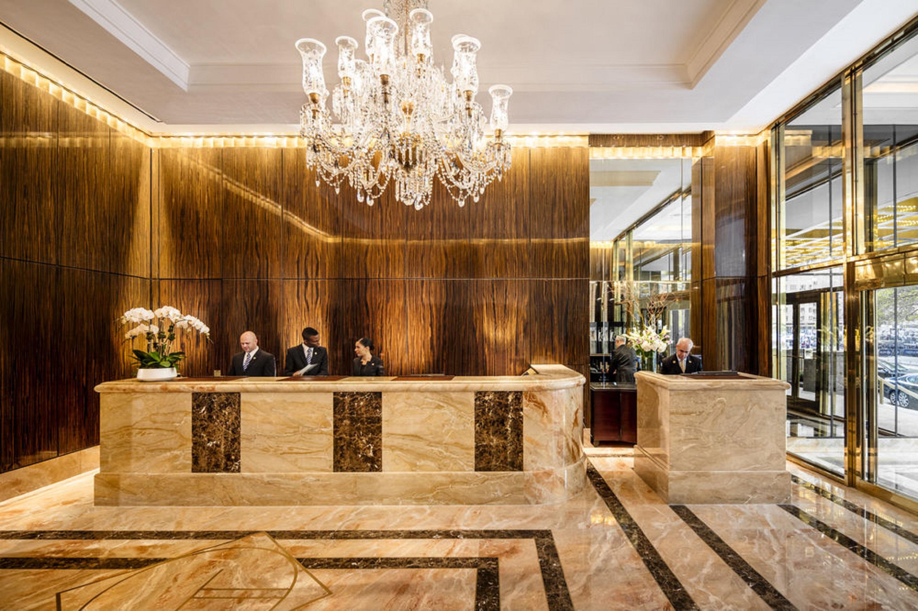 Trump International Ню Йорк Екстериор снимка The lobby of the Four Seasons Hotel