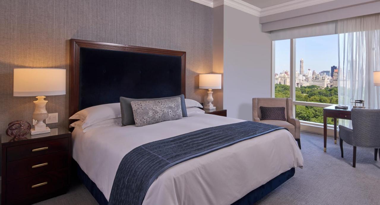 Trump International Ню Йорк Екстериор снимка A bedroom at the Mandarin Oriental New York