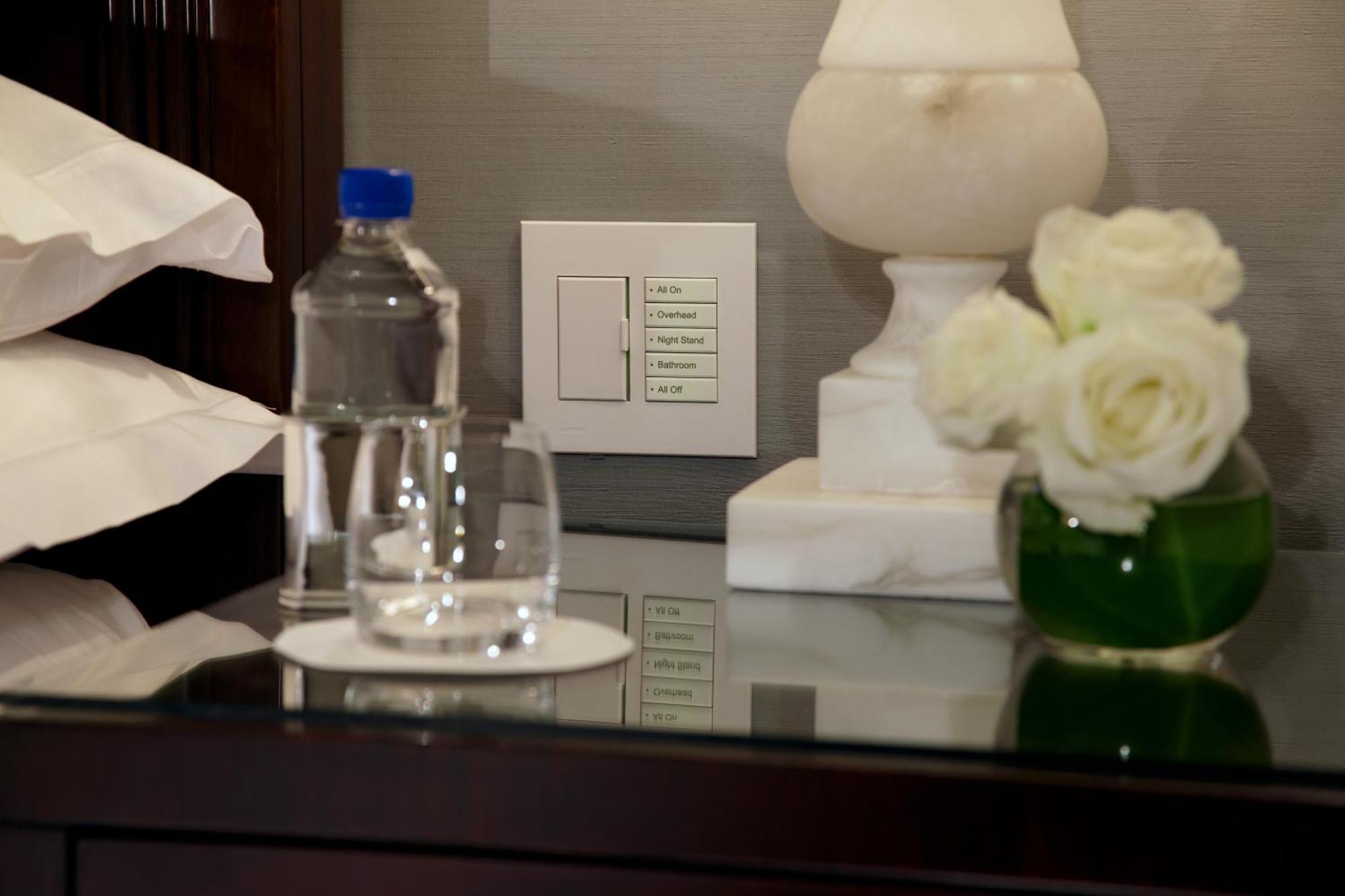 Trump International Ню Йорк Екстериор снимка A Lutron light switch