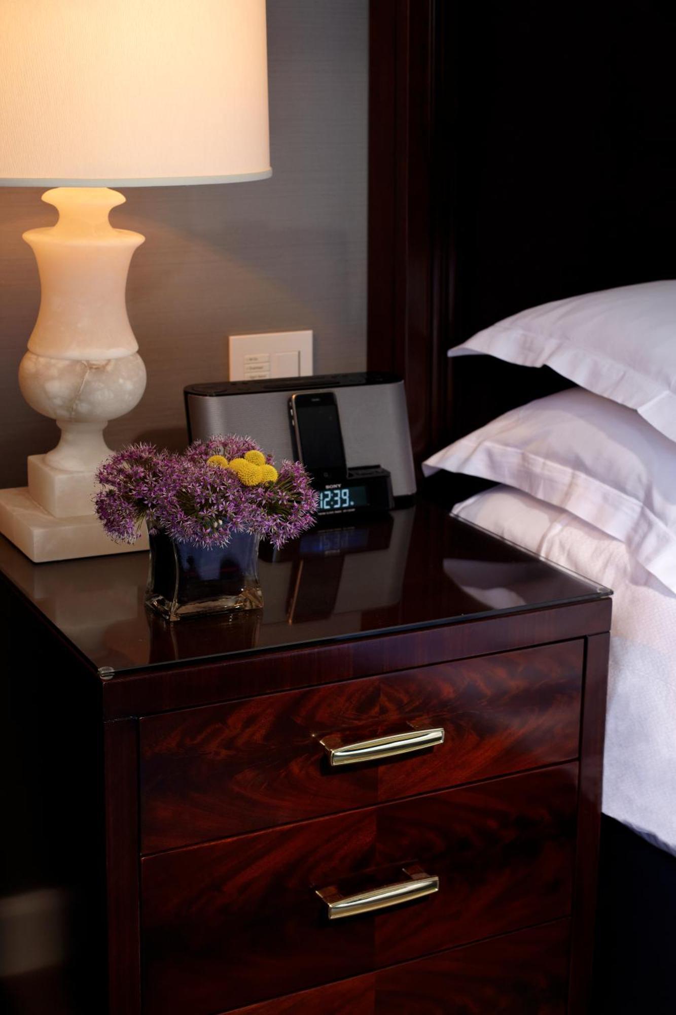Trump International Ню Йорк Екстериор снимка The 2010s saw the rise of the "hotel-like" bedroom, with a range of products designed to make the bedroom feel like a hotel room.