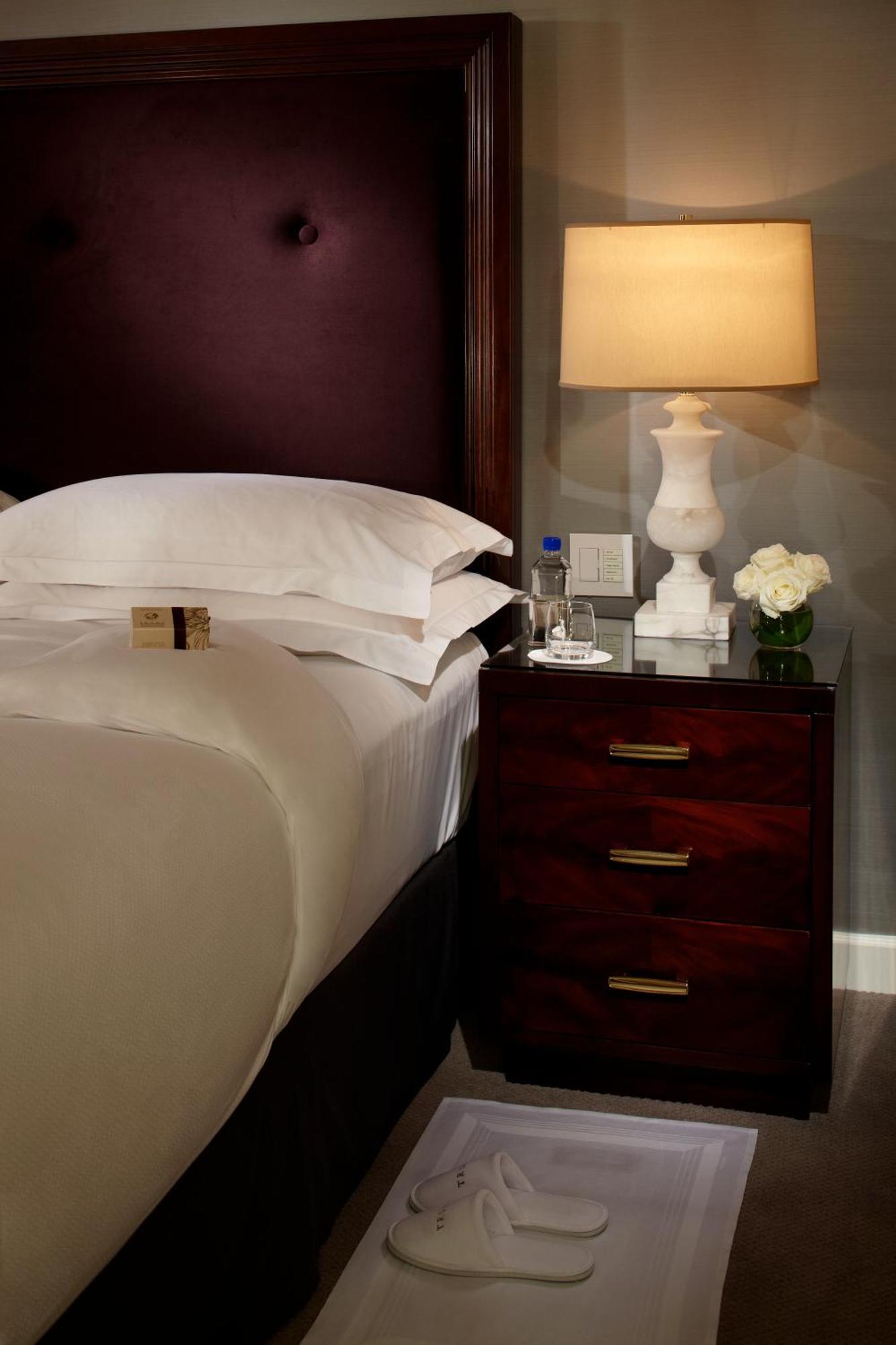 Trump International Ню Йорк Екстериор снимка A bedside table