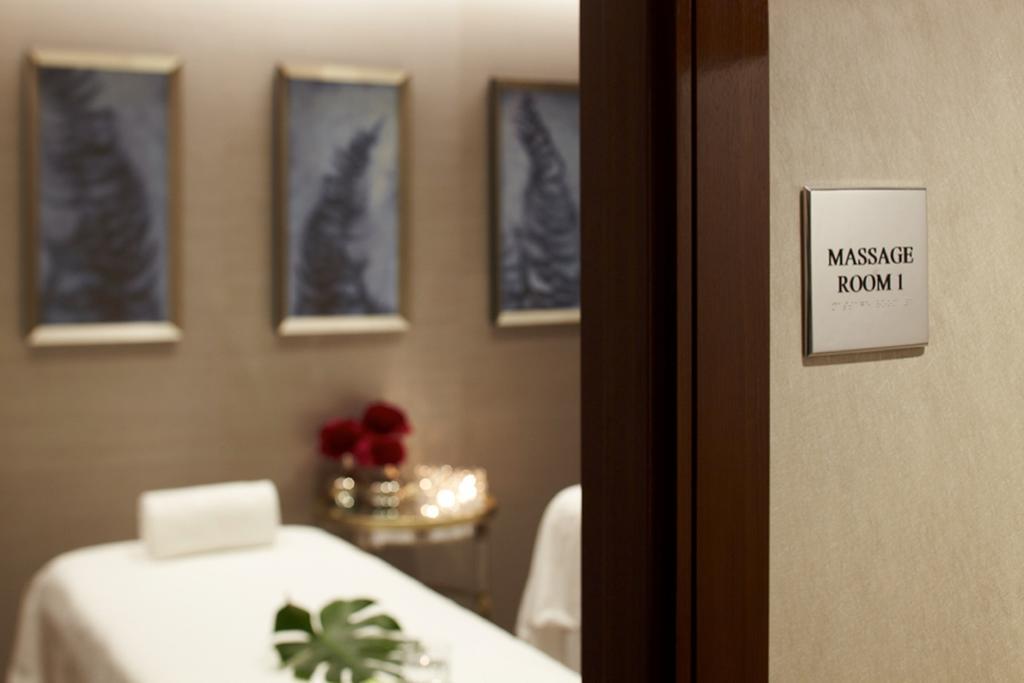 Trump International Ню Йорк Екстериор снимка Massage room
