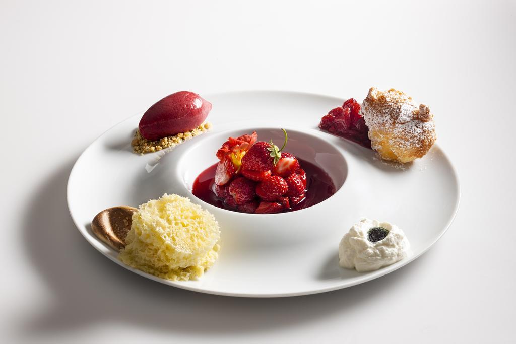 Trump International Ню Йорк Екстериор снимка A dessert