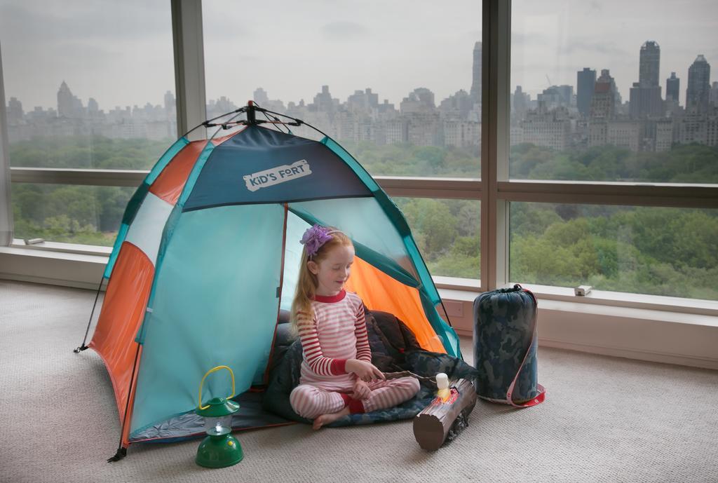 Trump International Ню Йорк Екстериор снимка A child camping indoors