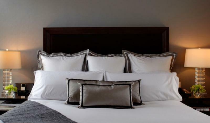 Trump International Ню Йорк Екстериор снимка A bed with pillows